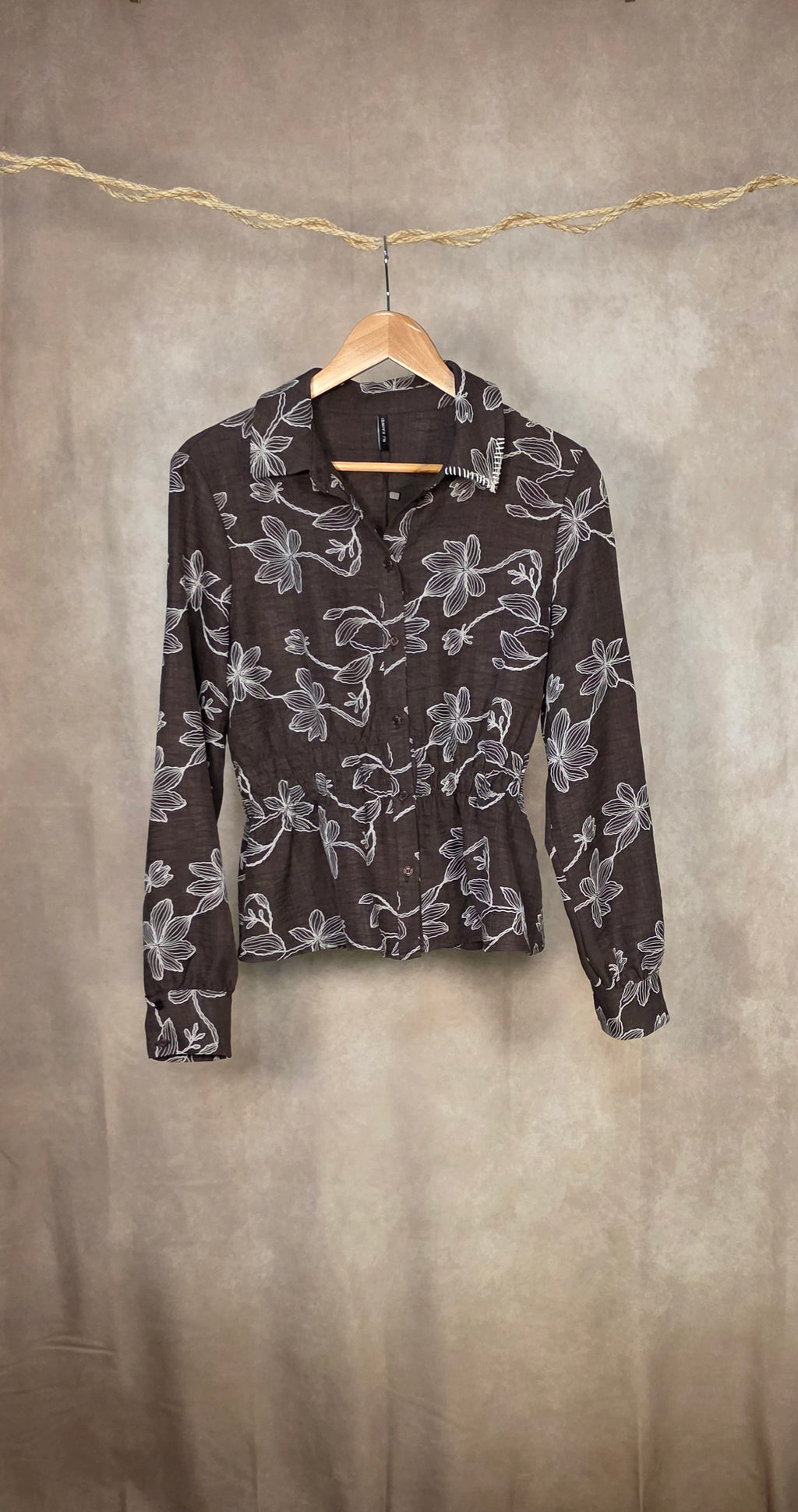 Camicia con fantasia floreale a contrasto