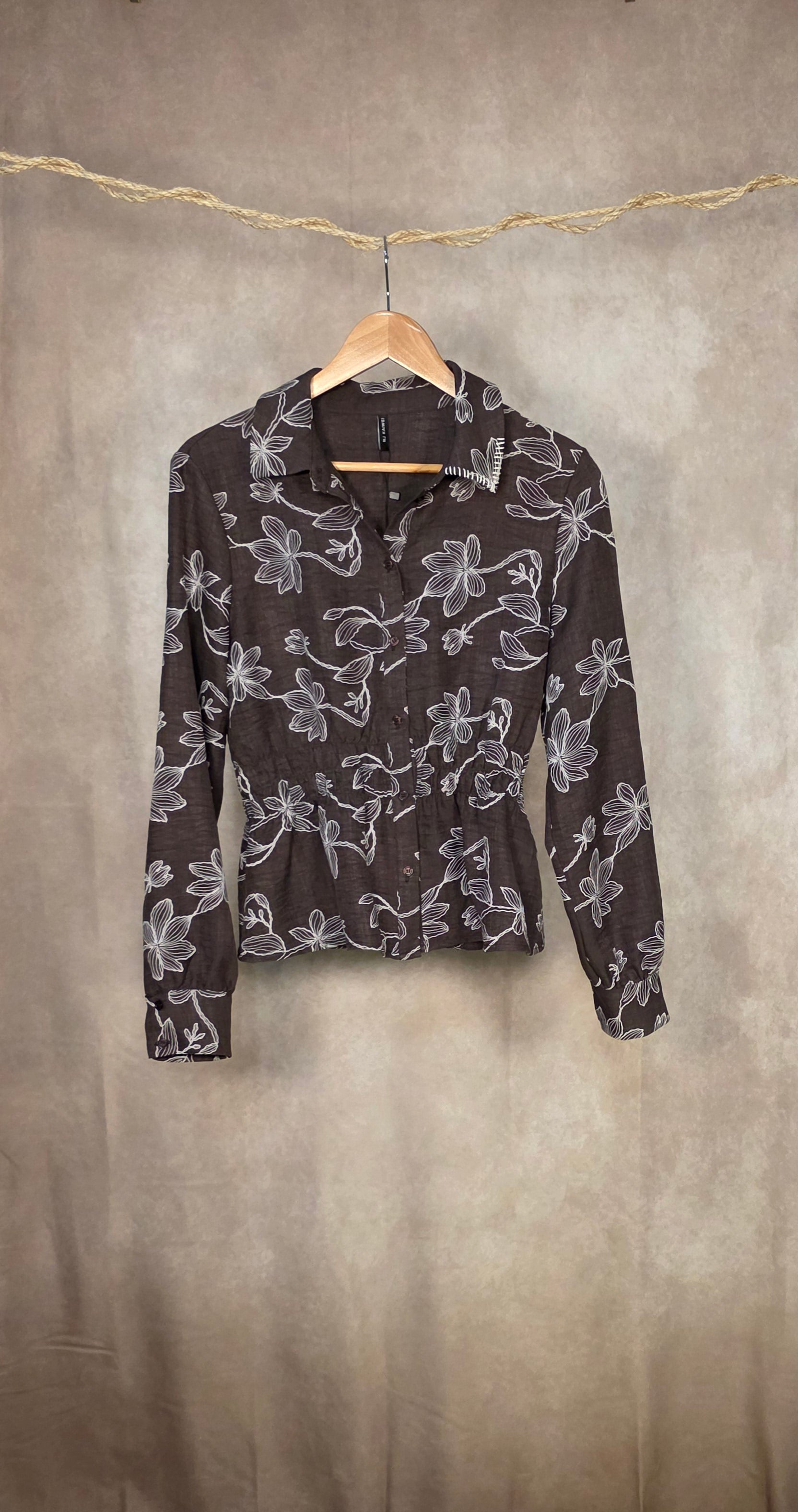 Camicia con fantasia floreale a contrasto