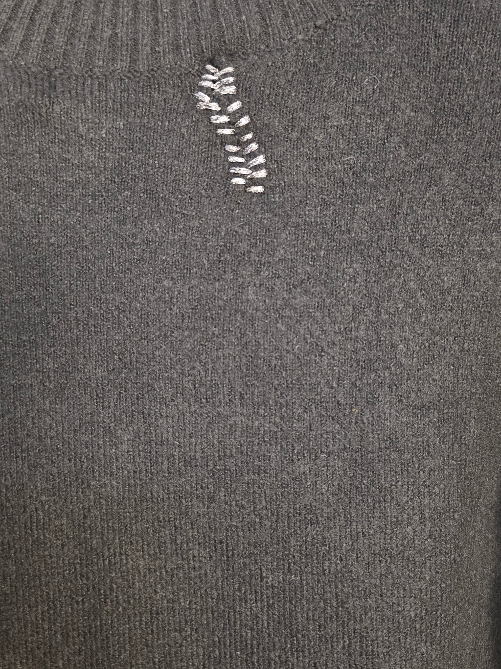 Maglia nera con perle
