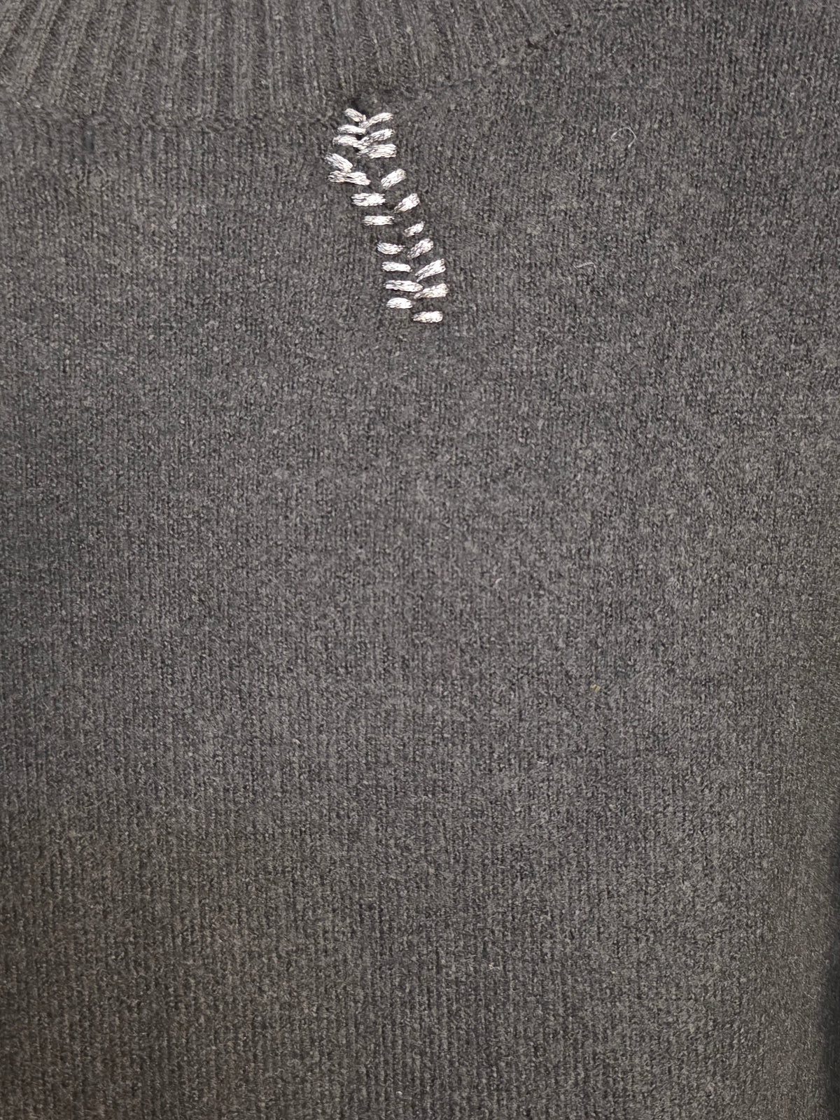 Maglia nera con perle