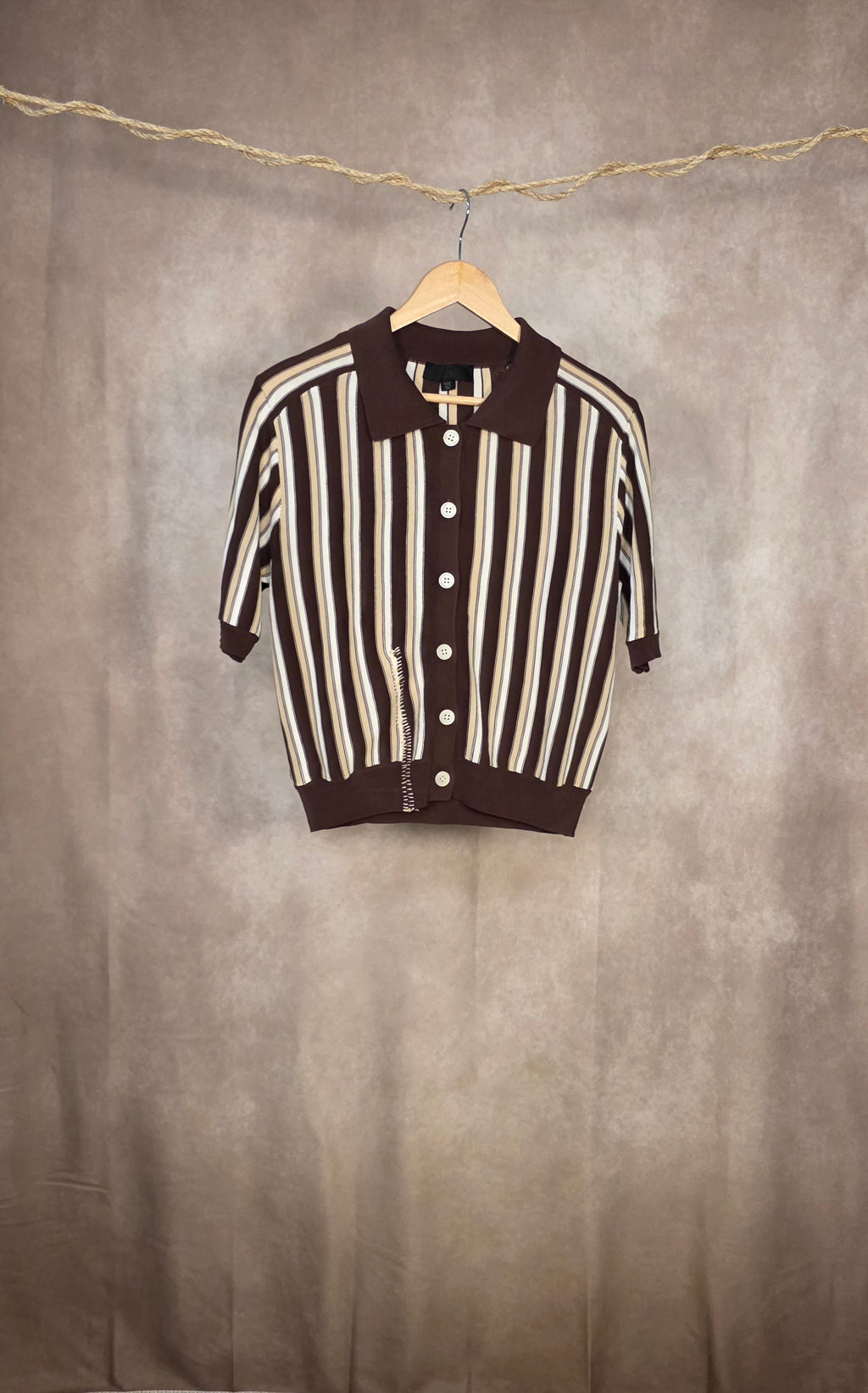 Top a righe con collo a polo