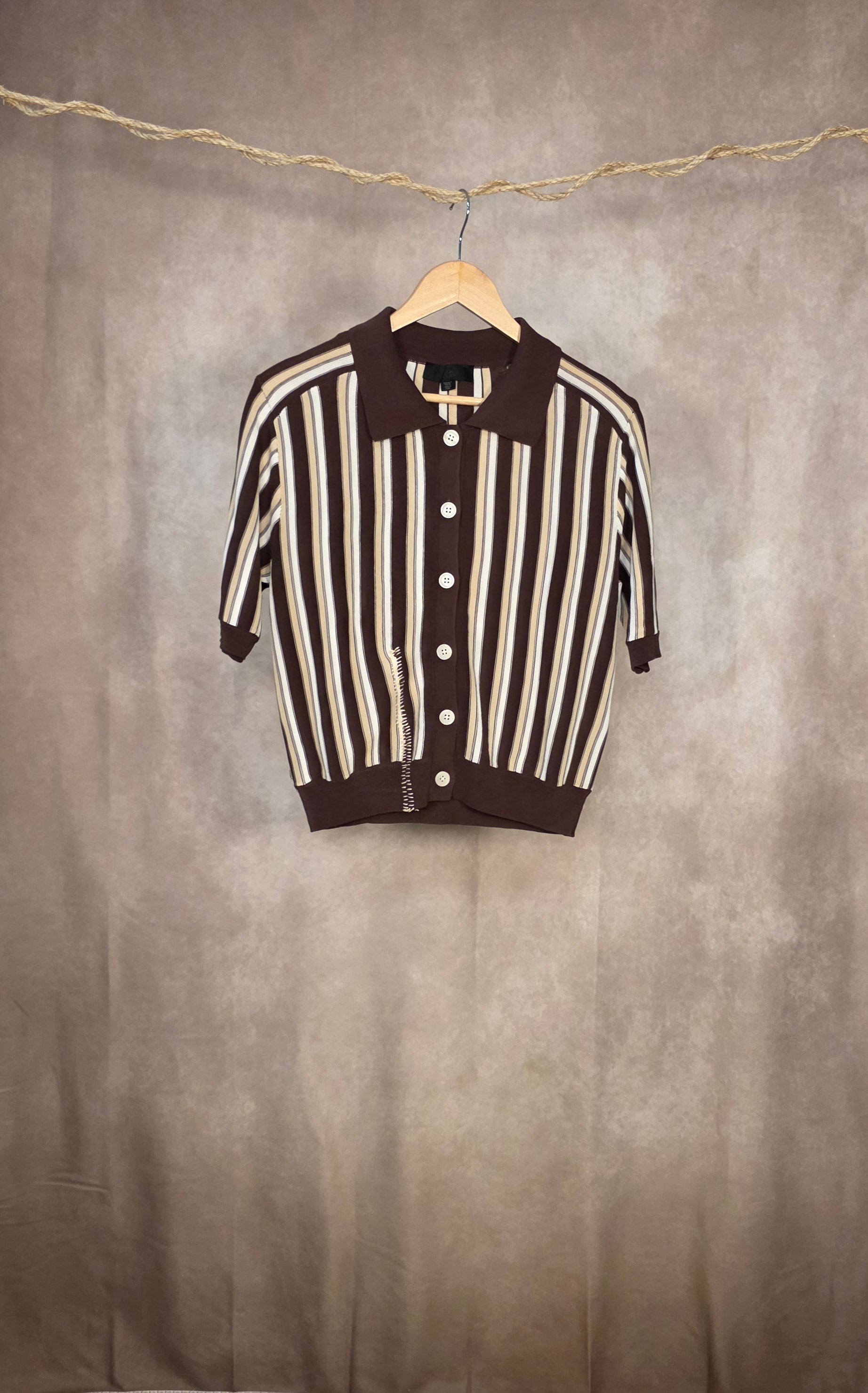 Top a righe con collo a polo