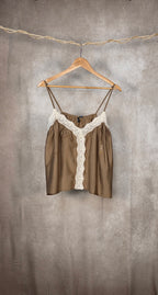 Top con spalline sottili e scollo a V decorato in pizzo